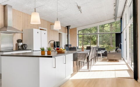 Nakke - 900M from the Sea: Sol, Design Intérieur, Meubles, Plafond, Bois, Sol, Luminaire, Table Cuisine Et Salle A Manger, Chaise, Cuisine