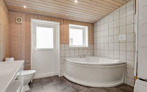 Nakke - 900M from the Sea: Sol, Design Intérieur, Bois, Sol, Plafond, Luminaire Plomberie, Salle De Bains, Pièce, Plomberie, Robinet
