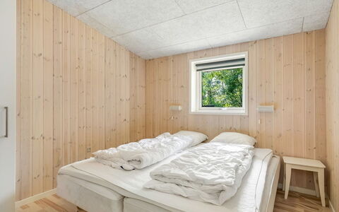 Nakke - 900M from the Sea: Bois, Chambre, Plafond, Literie, Lit, Drap De Lit, Dur, Tache De Bois, Cadre De Lit, Planche