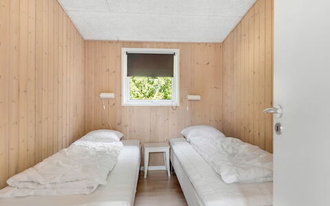 Nakke - 900M from the Sea: Bois, Chambre, Sol, Sol, Design Intérieur, Plafond, Lit, Pièce, Literie, Tache De Bois