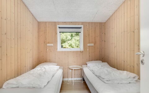 Nakke - 900M from the Sea: Bois, Chambre, Plafond, Lit, Literie, Planche, Drap De Lit, Dur, Tache De Bois, Daylighting