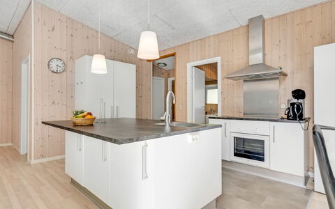 Nakke - 900M from the Sea: Bois, Sol, Cuisine, Plafond, Sol, Design Intérieur, Comptoir, Parquet, Domicile, Pièce