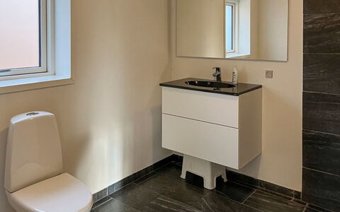 Nakke - 900M from the Sea: Siège De Toilette, Salle De Bains, Sol, Toilette, Sol, Luminaire Plomberie, Design Intérieur, Lavabo, Évier, Armoire De Toilette