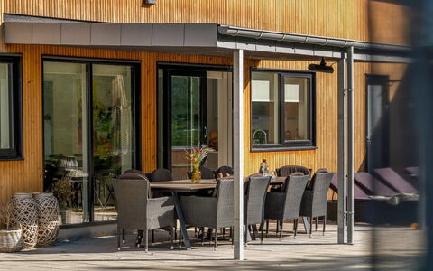 Constance - 900M from the Sea: Bois, Porche, Porte, Domicile, Tache De Bois, Ombre, Dur, Siding, Chalet, Structure En Plein Air