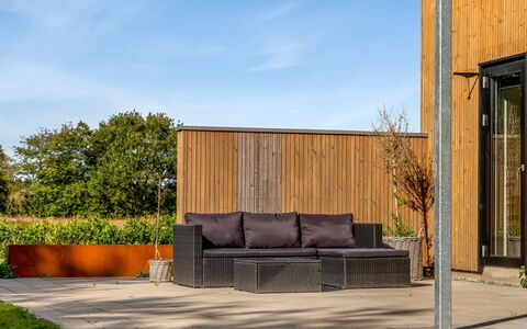 Constance - 900M from the Sea: Bois, Lot Terre, Composite, Jardin, Dur, Tache De Bois, Planche, Aménagement Paysager, Ombre, Plate-Forme