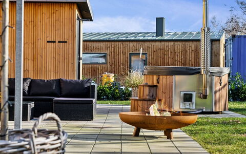 Constance - 900M from the Sea: Bois, Tache De Bois, Dur, Chaise, Mobilier De Jardin, Ombre, Plate-Forme, Structure En Plein Air, Patio, Arrière-Cour