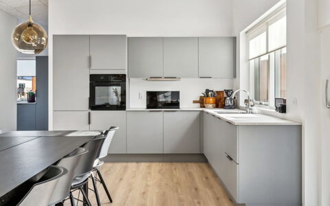 Constance - 900M from the Sea: Cuisine, Appareil De Cuisine, Comptoir, Meubles, Cabinetry, Design Intérieur, Sol, Principaux Appliance, Bois, Sol