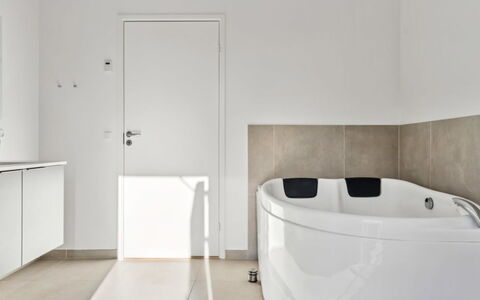 Constance - 900M from the Sea: Sol, Sol, Mur, Design Intérieur, Baignoire, Luminaire Plomberie, Salle De Bains, Plomberie, Robinet, Composite