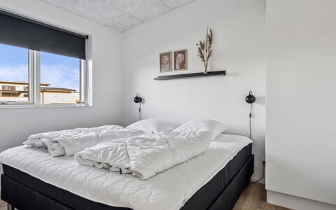 Constance - 900M from the Sea: Chambre, Design Intérieur, Lit, Plafond, Bois, Sol, Meubles, Sol, Literie, Drap De Lit