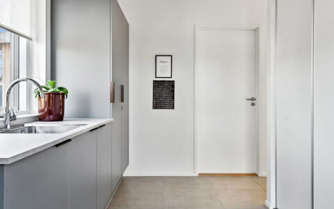 Constance - 900M from the Sea: Sol, Bois, Sol, Design Intérieur, Plafond, Porte, Cabinetry, Pièce, Appartement, Parquet
