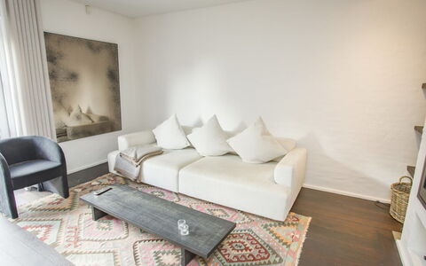 Ehlin - 900M from the Sea: Meubles, Sol, Sol, Design Intérieur, Canapé, Mur, Parquet, Bois, Salon, Pièce