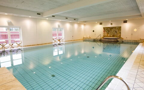 Ehlin - 900M from the Sea: Recours, Piscine, Hôtel, Chaise, Ville Resort