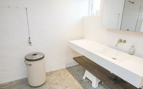 Ehlin - 900M from the Sea: Sol, Luminaire Plomberie, Mur, Sol, Design Intérieur, Salle De Bains, Plomberie, Lavabo, Robinet, Évier
