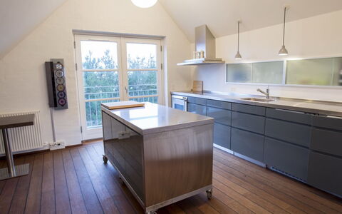 Ehlin - 900M from the Sea: Sol, Design Intérieur, Meubles, Bois, Comptoir, Sol, Cuisine, Cabinetry, Parquet, Éclairage