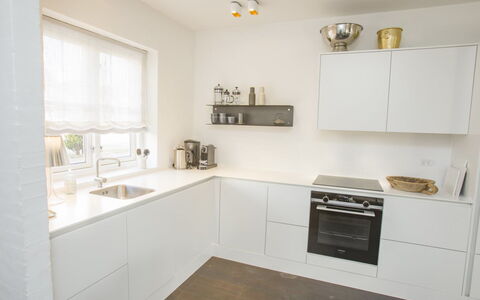 Ehlin - 900M from the Sea: Cuisine, Design Intérieur, Sol, Comptoir, Cabinetry, Bois, Appareil De Cuisine, Meubles, Sol, Plafond