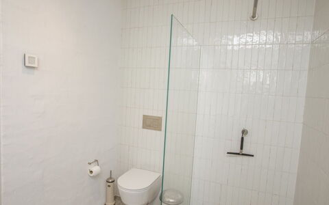 Ehlin - 900M from the Sea: Mur, Sol, Luminaire Plomberie, Salle De Bains, Sol, Design Intérieur, Plomberie, Tuile, Pièce