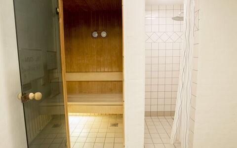 Ehlin - 900M from the Sea: Sol, Sol, Composite, Plomberie, Tuile, Luminaire Plomberie, Salle De Bains, Conception, Tache De Bois