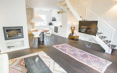 Ehlin - 900M from the Sea: Sol, Design Intérieur, Sol, Meubles, Bois, Plafond, Parquet, Salon, Pièce, Canapé