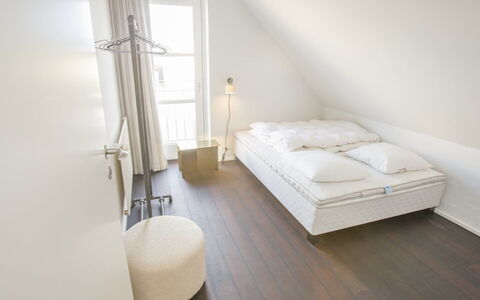 Ehlin - 900M from the Sea: Sol, Sol, Chambre, Design Intérieur, Bois, Lit, Parquet, Meubles, Literie, Drap De Lit