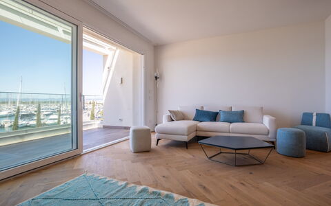 Porto di Luce Luxury, Jacuzzi and Seaview: Sol, Sol, Parquet, Meubles, Appartement, Chaise, Dur, Revêtement De Sol Stratifié, Tache De Bois, Salon