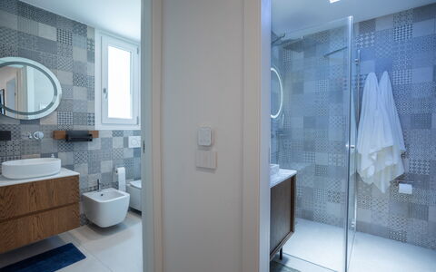 Porto di Luce Luxury, Jacuzzi and Seaview: Design Intérieur, Salle De Bains, Sol, Sol, Luminaire Plomberie, Mur, Lavabo, Toilette, Plafond, Miroir