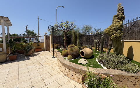 Villa Magda: Pot De Fleur, Jardin, Aménagement Paysager, Dalle, Plante D'Appartement, Cour, Cour, Ombre, Passerelle