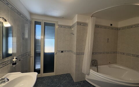 Villa Magda: Sol, Sol, Design Intérieur, Luminaire Plomberie, Pièce, Plafond, Plomberie, Salle De Bains, Robinet, Appartement