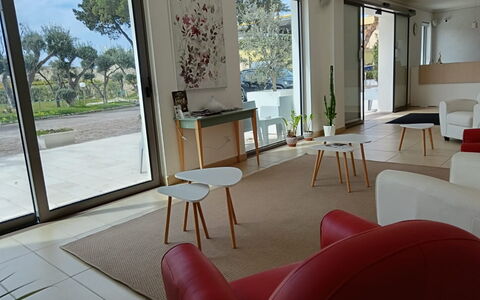 Baia di Tempsa Beach and Sea: Meubles, Design Intérieur, Sol, Sol, Chaise, Table, Pièce, Appartement, Salon, Plafond