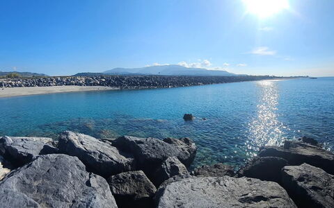 Baia di Tempsa Beach and Sea: Bleu, L'Eau, Plan D'Eau, Ressources En Eau, Roche, Horizon, Côte, Cotiers Et Relief Océaniques, Mer, Rive