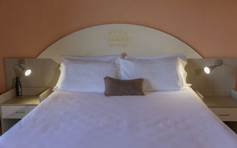 Baia di Tempsa Beach and Sea: Lit, Design Intérieur, Literie, Chambre, Meubles, Drap De Lit, Mur, Sol, Bois, Sol
