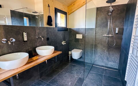 02 Nth051 18B Sup Chalet mit Sauna und Hot Tub 2 e: Sol, Luminaire Plomberie, Sol, Salle De Bains, Design Intérieur, Lavabo, Évier, Plomberie, Robinet, Tuile