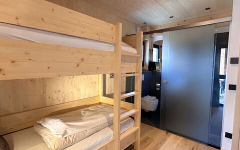 02 Nth051 18B Sup Chalet mit Sauna und Hot Tub 2 e: Bois, Sol, Meubles, Design Intérieur, Sol, Chambre, Plafond, Lit, Dur, Tache De Bois