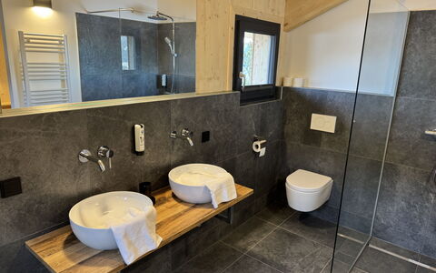 02 Nth051 18B Sup Chalet mit Sauna und Hot Tub 2 e: Sol, Luminaire Plomberie, Design Intérieur, Bois, Sol, Lavabo, Évier, Salle De Bains, Robinet, Plomberie