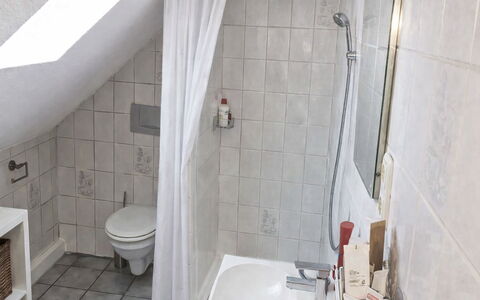 Workbase Nidderau: Salle De Bains, Luminaire Plomberie, Sol, Mur, Sol, Design Intérieur, Plomberie, Robinet, Pièce, Baignoire