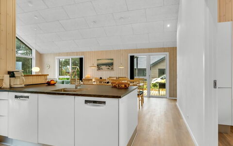 Ylermi - 600M from the Sea: Sol, Bois, Sol, Design Intérieur, Plafond, Cuisine, Parquet, Comptoir, Meubles, Table Cuisine Et Salle A Manger