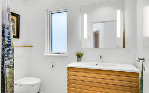 Ylermi - 600M from the Sea: Luminaire Plomberie, Sol, Armoire De Toilette, Sol, Évier, Plomberie, Lavabo, Design Intérieur, Robinet, Salle De Bains