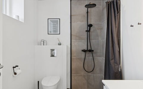 Hubertina - 900M from the Sea: Luminaire Plomberie, Mur, Sol, Salle De Bains, Design Intérieur, Sol, Toilette, Plomberie, Tuile, Siège De Toilette