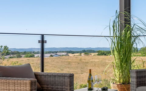 Hubertina - 900M from the Sea: Meubles, Mobilier De Jardin, Chaise, Balcon, Ombre, Tableau De Plein Air, Clôture, Pot De Fleur, Patio, Plante D'Appartement