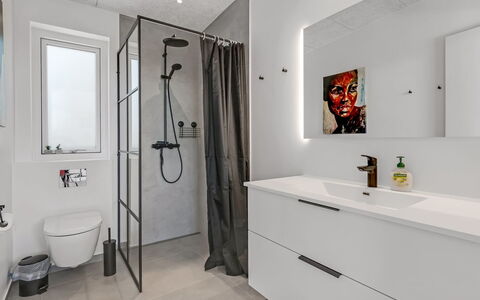 Hubertina - 900M from the Sea: Sol, Sol, Design Intérieur, Luminaire Plomberie, Armoire De Toilette, Plafond, Plomberie, Tuile, Domicile, Salle De Bains