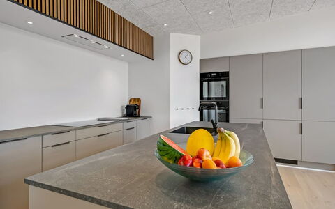 Hubertina - 900M from the Sea: Cuisine, Sol, Design Intérieur, Comptoir, Bois, Plafond, Sol, Cabinetry, Appareil De Cuisine, Meubles