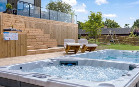 Hubertina - 900M from the Sea: Piscine, Composite, Plate-Forme, Baignoire, Jacuzzi, Dur, Recours, Tache De Bois, Patio