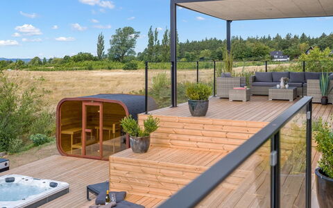 Hubertina - 900M from the Sea: Plate-Forme, Ombre, Patio, Mobilier De Jardin, Jardin, Structure En Plein Air, Tache De Bois, Pot De Fleur, Dur, Conception