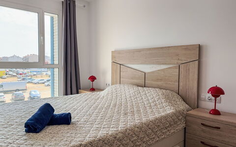 Sonnige Ferien: Meubles, Lit, Design Intérieur, Sol, Chambre, Sol, Mur, Bois, Pièce, Drap De Lit