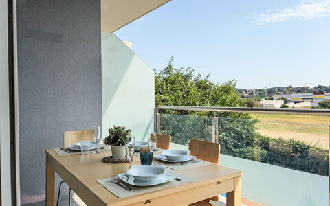Sonnige Ferien: Meubles, Design Intérieur, Sol, Sol, Chaise, Table Cuisine Et Salle A Manger, Appartement, Verre, Ombre, Balcon