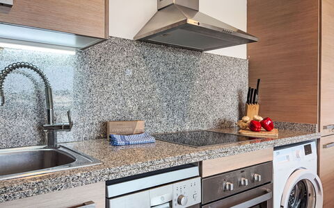 Sonnige Ferien: Cuisine, Comptoir, Design Intérieur, Sol, Appareil De Cuisine, Principaux Appliance, Robinet, Cabinetry, Granit, Luminaire Plomberie