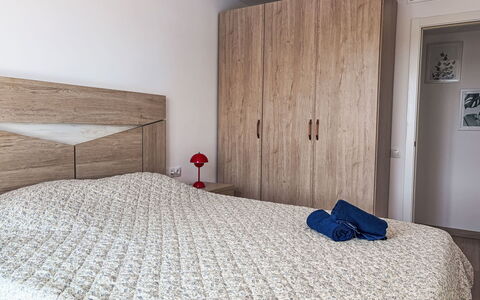 Sonnige Ferien: Lit, Meubles, Literie, Chambre, Sol, Design Intérieur, Drap De Lit, Mur, Sol, Pièce