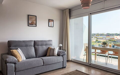 Sonnige Ferien: Meubles, Design Intérieur, Sol, Appartement, Sol, Pièce, Canapé, Domicile, Salon, Chaise
