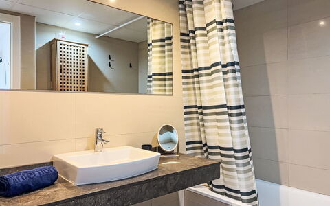 Sonnige Ferien: Salle De Bains, Design Intérieur, Sol, Luminaire Plomberie, Mur, Lavabo, Sol, Robinet, Textile, Évier