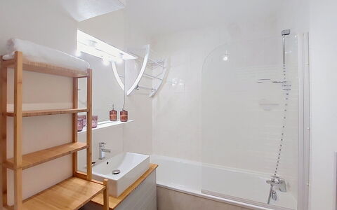 Beau Séjour: Mur, Luminaire Plomberie, Sol, Design Intérieur, Salle De Bains, Sol, Pièce, Plomberie, Robinet, Lavabo