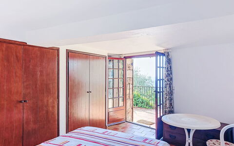 Balcon D'Azur: Lit, Mur, Chambre, Meubles, Bois, Drap De Lit, Literie, Design Intérieur, Textile, Sol